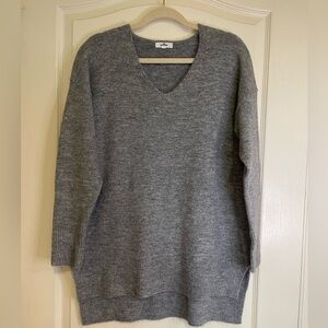 NWOT GeeGee grey v-neck lightweight high-low sweater​​​​​​​